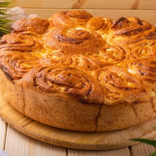 Домашен тутманик с краве сирене, масло, яйца и краве мляко