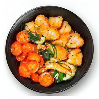 Poke de pollo karaage, sunomono, shiitake, tomate y yuzu