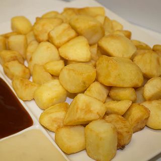 Patatas Tres Salsas