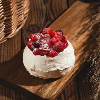 პავლოვა კენკრით 1 ნაჭერი