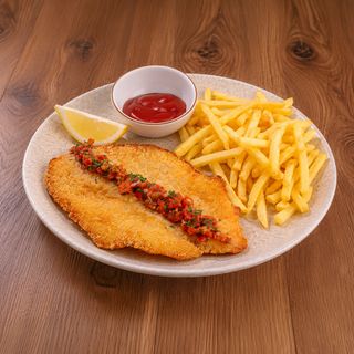 Șnițel de pui cu cartofi pai și salsa de roșii