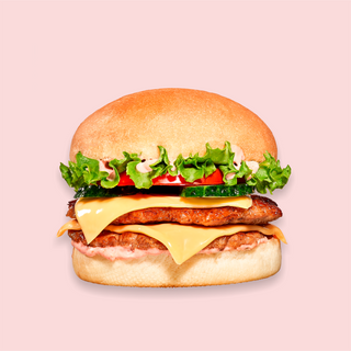 Двойной чизбургер с говядиной со свежими овощами