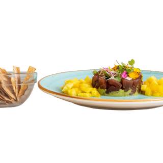 Tartar de atún trufado con base de guacamole casero y mango