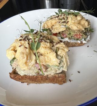 Тости з авокадо та тунцем (300г)