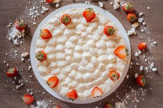 Torcik zabajone z truskawkami 