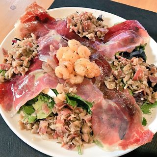 Ensalada De Lechuga Y Setas Con Gambas Y Jamón