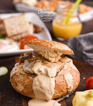 Zapečena lepinja sa jajima i roštiljskom kobasicom