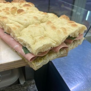 foaccia mortadela siciliana , pesto , mozzarella fresca y albahaca