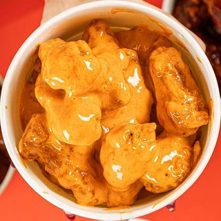 Meniu aripioare amestecate in sos + băutură la alegere