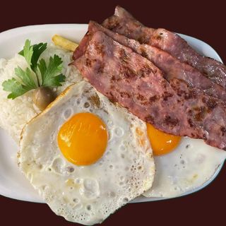 Ovos com presunto, arroz e batata