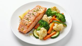 Salmón A La Plancha Con Verduras Salteadas