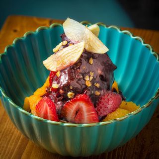 Açaí bowl con granola crujiente y fruta fresca de temporada
