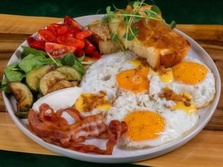 Яєчня з беконом, овочами та кремом hollandaise smoked (360g)