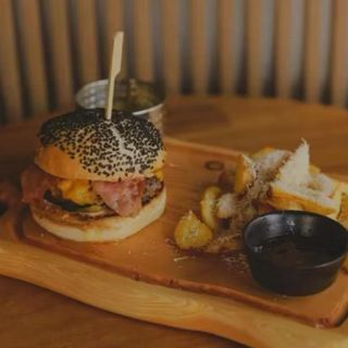 Crispy Chicken Burger cu cartofi prajiti și sos calypso