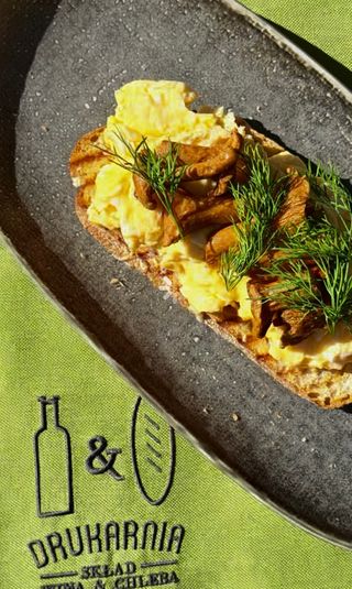 Pajda chleba z jajecznicą i kurkami