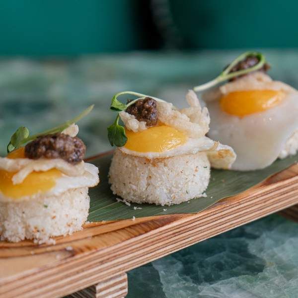 Nigiri de huevo de codorniz y chanquetes (und)