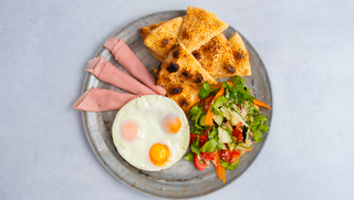 Doručak sa jajima i šunkom