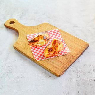 Empanada De Chorizo Y Queso