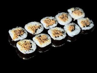 Maki z pieczonym łososiem