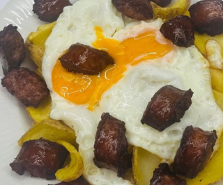 Huevos rotos con longaniza