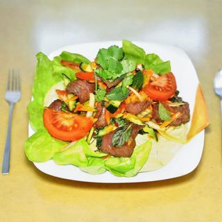 Yam Nua ljuta salata sa grilovanom junetinom