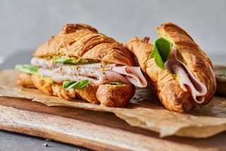 Croissant gourmet de pavo y aguacate