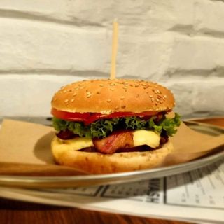 Бургер з беконом Нью-Йорк (280) (відрізняеться від фото  без листа салату)