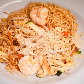 127 Ramen con gamberi, pollo e verdure misto