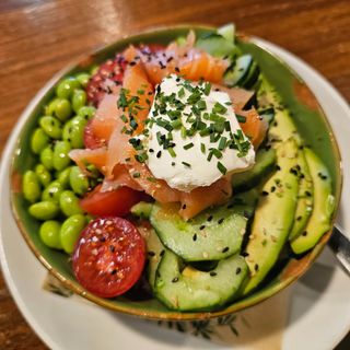 Poke de salmón ahumado