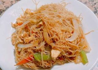 39. Fideos de Arroz con Pollo