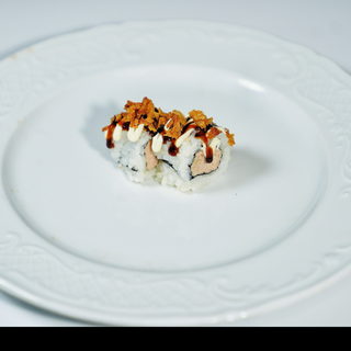 74. Uramaki atún (lata) con cebolla frito (8uds.)