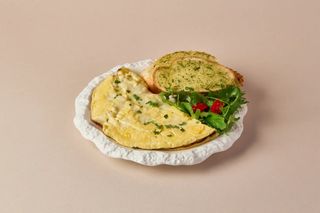 Омлет с сыром моцарелла