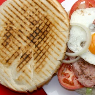 Calentito con queso y huevo 