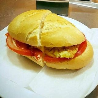 Bocadillo De Tortilla De Patatas Y Tomate Pan Mollete