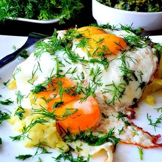 "SŁONECZKO" - DANIE Z PRL - 4 JAJKA SADZONE /  ZIEMNIAKI / MASŁO / KOPEREK / SURÓWKA