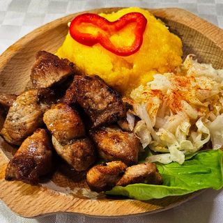 Pomana porcului la tigaie cu mamaliguta si varza murata