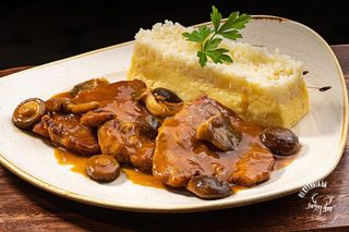 Свински врат на тиган с бирен сос (350г)