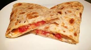 Piadina con acciughe, mozzarella e pomodoro fresco