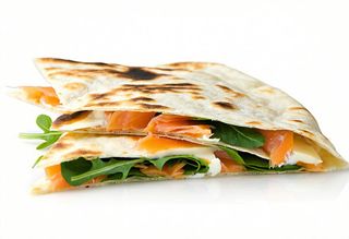 Piadina con salmone, philadelphia e rucola