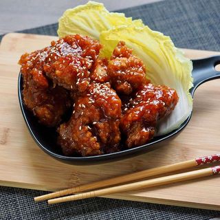 72.Pollo Frito Crujiente Con Salsa Picante Y Dulce