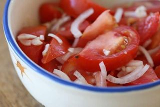 Салата домати с лук
