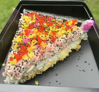 Sushi pizza sałatką surimi
