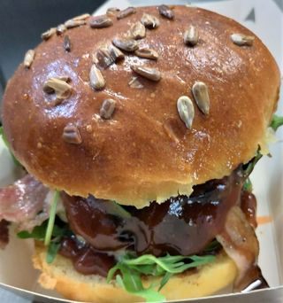 Burger La Curtea Domneasca (CONTINE DOAR BURGERUL)