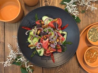 ქართული სალათი კარამელიზებული ნიგვზით