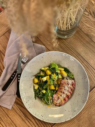 Салат з тунцем та манго