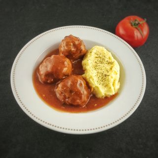 Juneće ćufte u paradajz sosu sa pireom