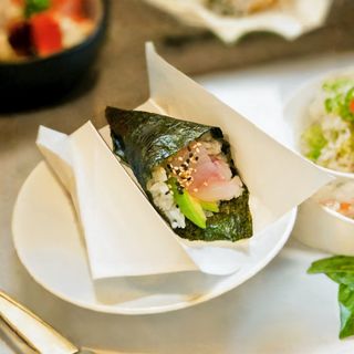 Temaki con branzino e avocado