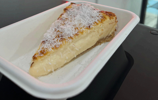 Tarta de coco y chocolate blanco (porción)