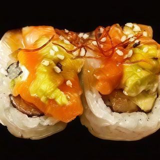 59. Uramaki De Cangrejo, Relleno De Salmón Y Aguacate