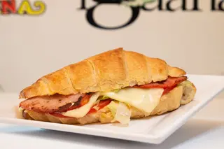 CROISSANT VEG. QUESO Y CARNE
